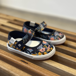 Alternative view of Guillermina Jaguar Jean con Flores