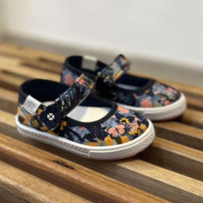 Guillermina Jaguar Jean con Flores