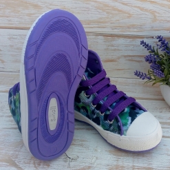 Alternative view of Bota Khloe